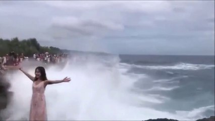 Elle va prendre beaucoup de risque pour une photo en bord de mer
