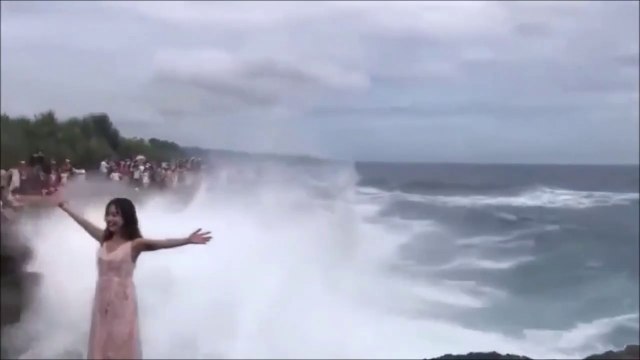 Elle va prendre beaucoup de risque pour une photo en bord de mer