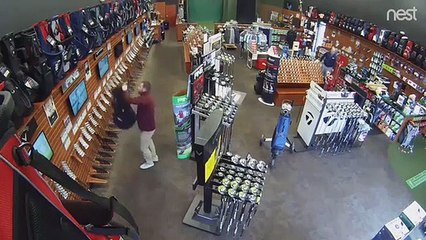 Il nous montre ce qu'est l'effet domino avec des sacs de golf... Raté