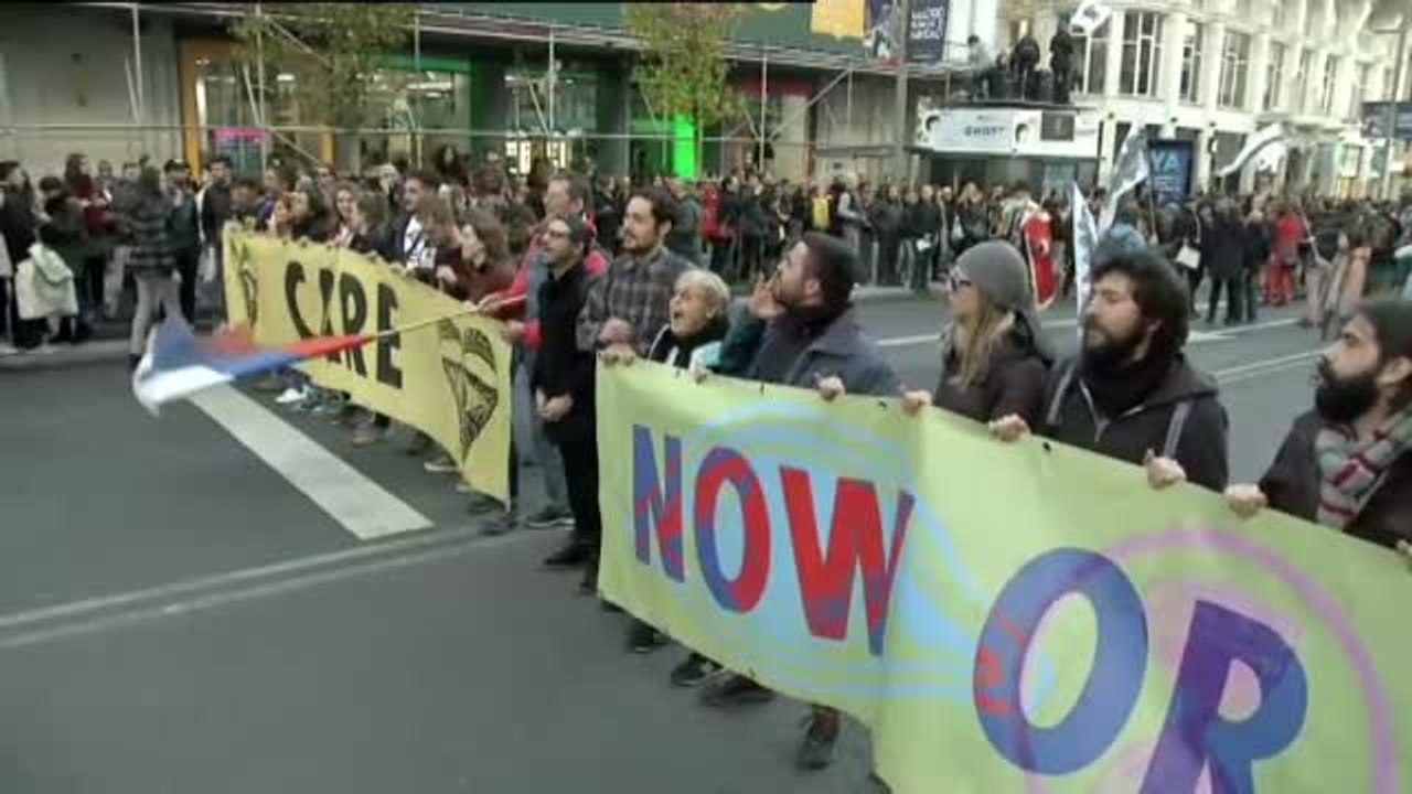 Activistas de 'Extinction Rebellion' cortan la Gran Vía en defensa del planeta