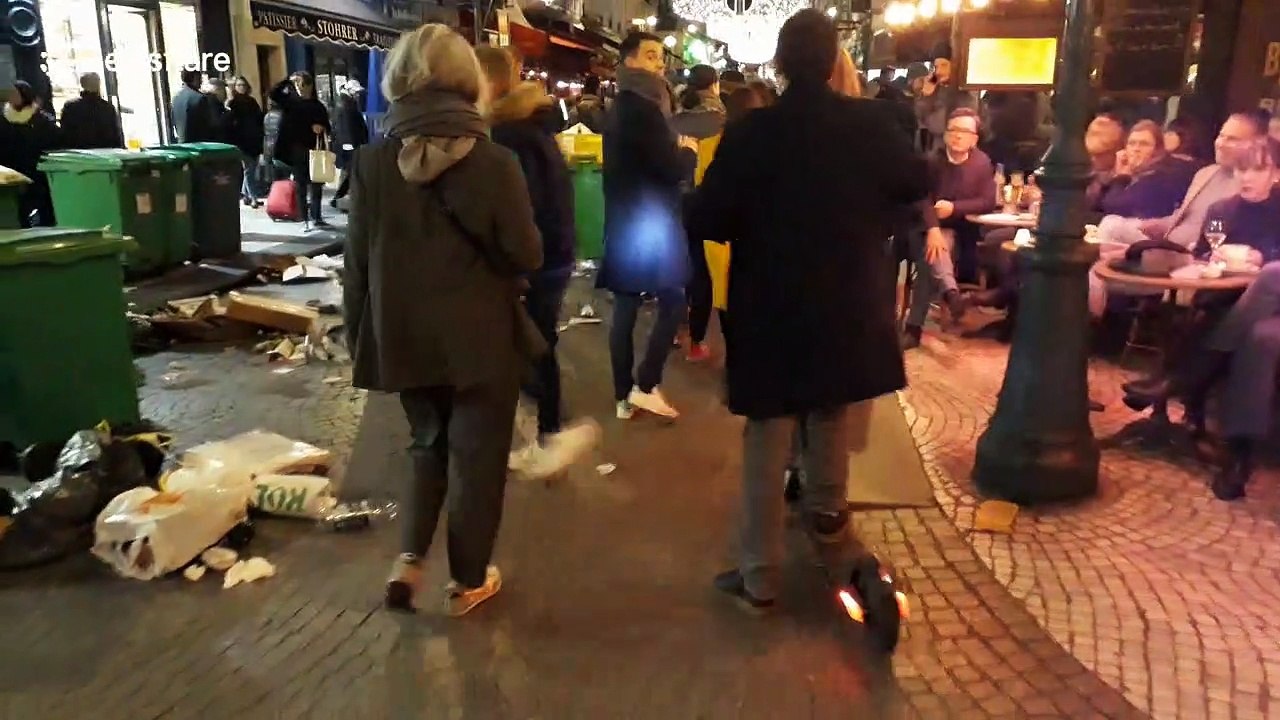 Yellow Vest protesters in Paris set fire to garbage in latest protests