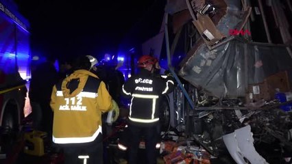Düzce otobüs, otoyolda hatalı dönüş yapan tır'a çarptı 2 ölü, 35 yaralı