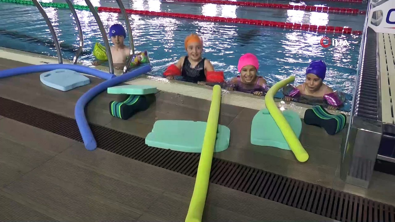 ‘Yüzme Bilmeyen Kalmasın’ projesiyle 1 milyon öğrenci yüzmeyi öğrenecek