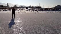 Aktaş Gölü'nün yüzeyi buz tuttu