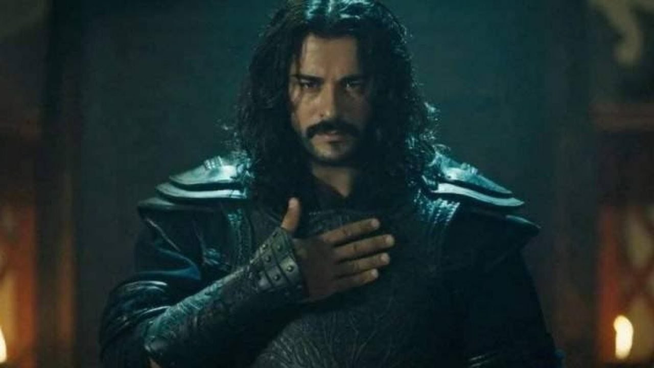 مشهد قراءة بوراك أوزجيفيت القرآن في "قيامة عثمان" يقلب مواقع التواصل