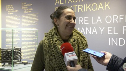 Técnica explica la exposición 'Tesoros Eléctricos'