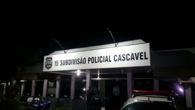 Homem embriagado para em sinal e cai da moto em frente a Guarda Municipal