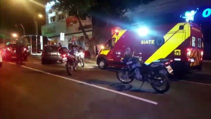 Carro bate em caminhão de lanche e causa queimadura de primeiro grau em trabalhadora