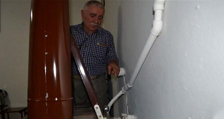 Mucit öğretmen, sobaya döşediği tesisat ile tüm evini ısıtıyor