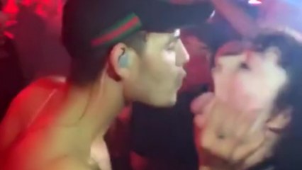 Un rappeur crache dans la bouche d'une fan