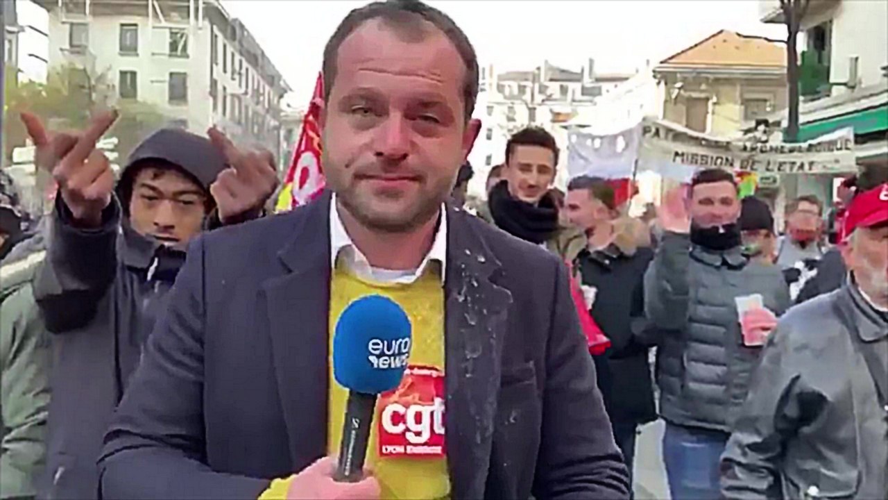 Un journaliste imperturbable pendant qu'il se fait chahuter lors de la manifestation du 5 décembre
