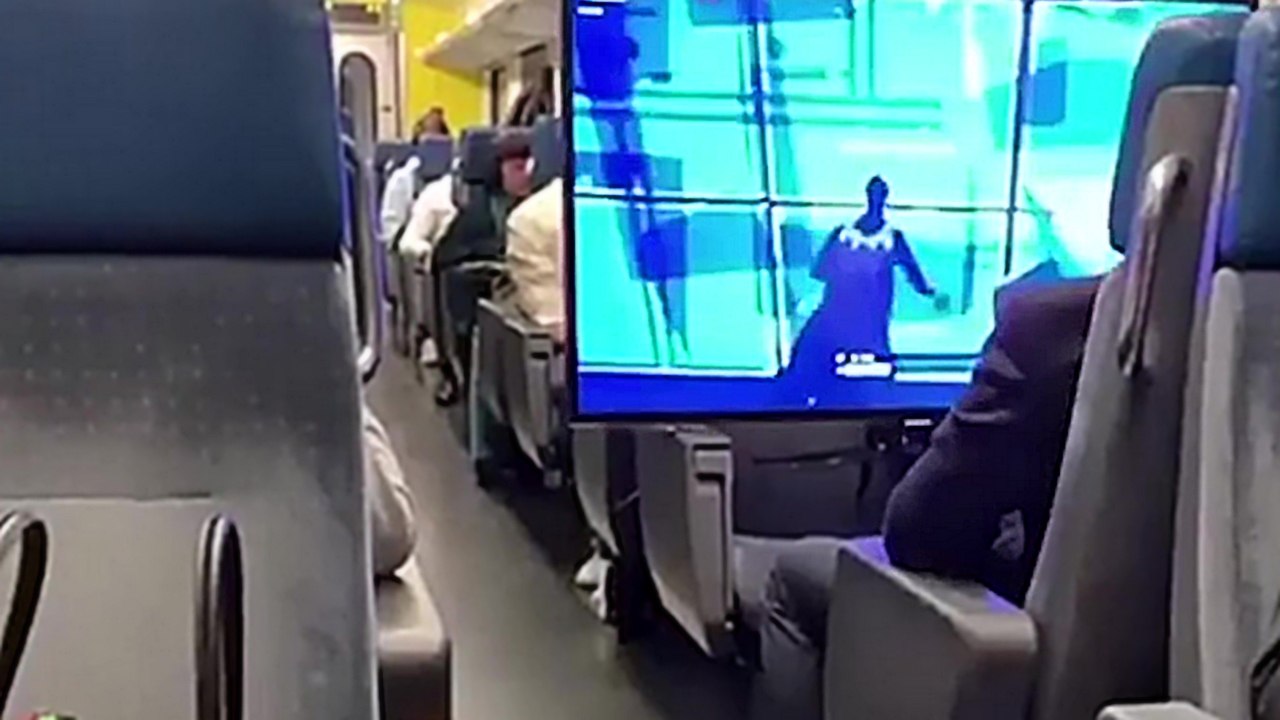 Il emmène sa télé et sa PS4 dans un train pour jouer à Fortnite