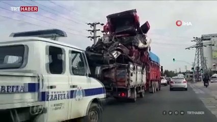 Hurda araç taşıyan kamyon trafikte tehlike saçtı