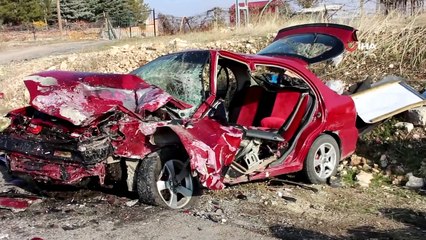 Otomobiller kafa kafaya çarpıştı: 1'i ağır 3 yaralı