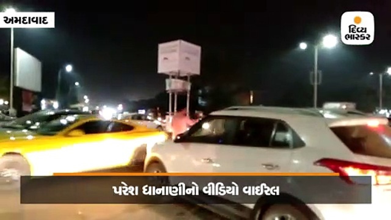 સિંધુ ભવન રોડ પર વિપક્ષ નેતા ધાનાણીએ ટ્રાફિક પોલીસ બની ટ્રાફિક નિયમન કર્યું