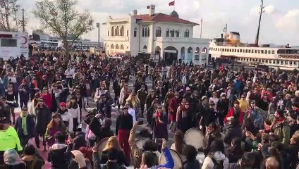 İstanbul da kadınların dans performansı