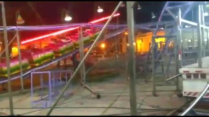 Trem de montanha-russa parte ao meio e três ficam feridos no litoral