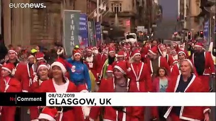 Des centaines de Père Noël envahissent Glasgow