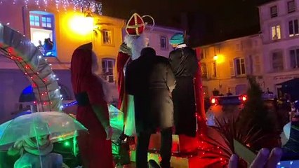 Saint Nicolas reçoit les clés de la Ville de Remiremont sur son char