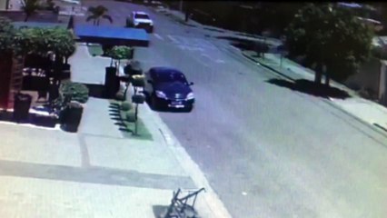 Câmera flagra acidente de trânsito em que caminhonete envolvida fugiu