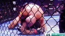 Momento en que Tito Ortiz estrangula al ex campeón de la WWE Alberto 'El Patrón' en el primer asalto de su combate de MMA