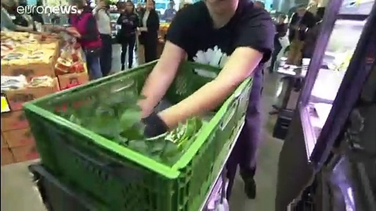 Salat, der im supermarkt wächst