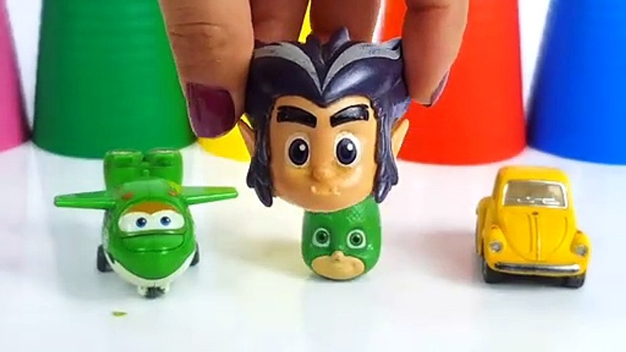 Pijamaskeli Oyuncak Bebekler Renkli Boyalar İle Oynuyor Oyuncak Arabaya Biniyor تعلم الألوان للأطفال ، والأطفال الصغار. هذا هو الجسم الطلاء فنجر الأسرة أغنية الحضانة القوافي تعلم الفيديو