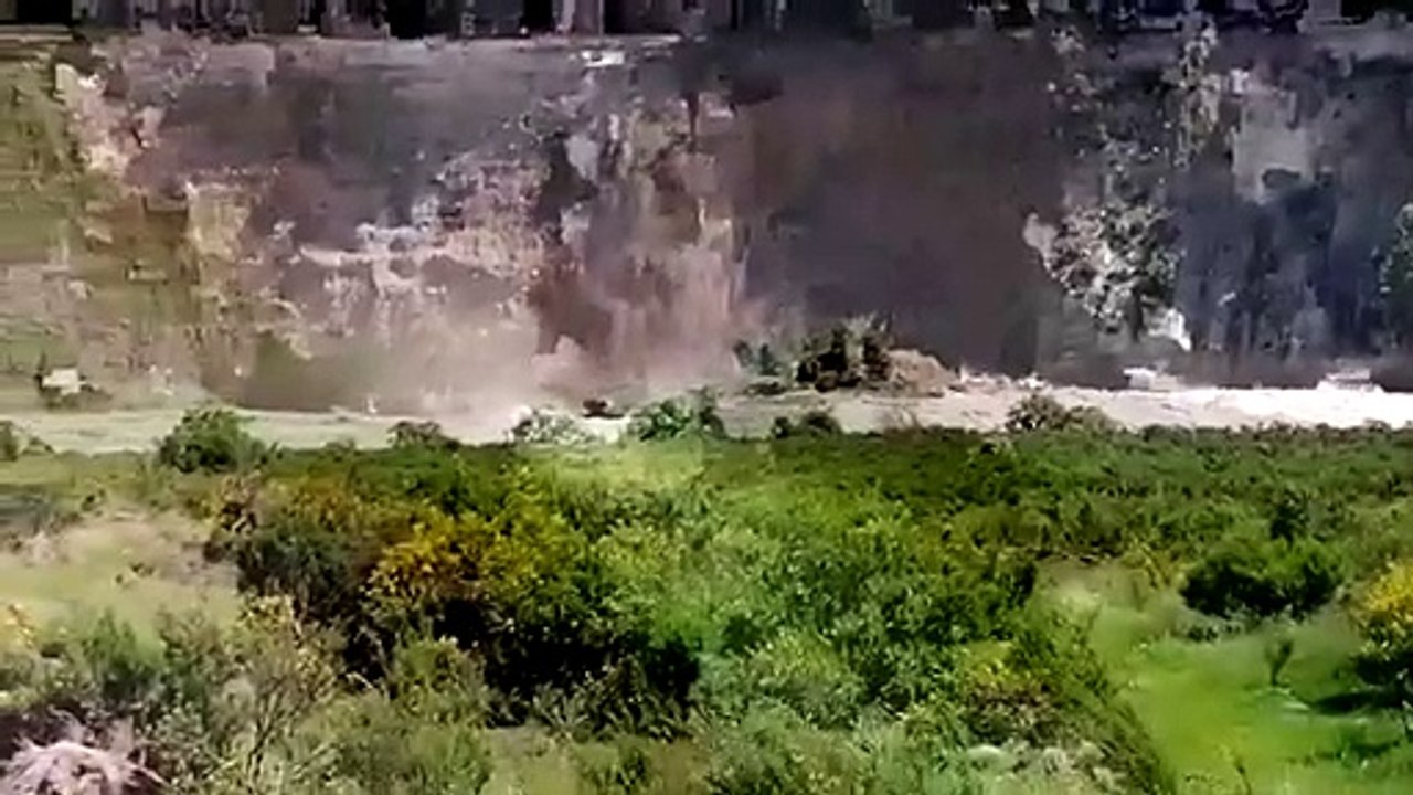 Un pan de falaise s'effondre à Canterbury. Impressionnant