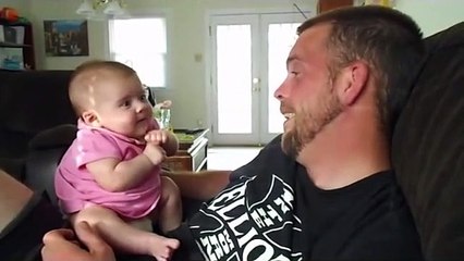 Son bébé essaie de lui dire Je t'aime... Adorable