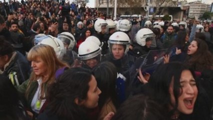Policía dispersa mujeres que cantaban ""Un violador en tu camino"" en Estambul