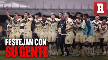 Jugadores festejan con la afición el pase a la FINAL