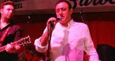 Türkücü Mahmut Tuncer şiddet mağduru kadınlar için düzenlenen yardım konserinde rock söyledi