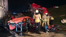 TEM Otoyolunda Trafik Kazası, Tır Kamyonet İle Çarpıştı: 1 Ölü, 1 Yaralı
