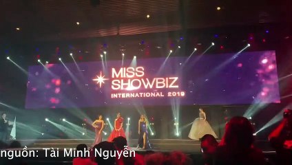 Ngọc Trinh trao vương miện Miss Showbiz cho Chipu