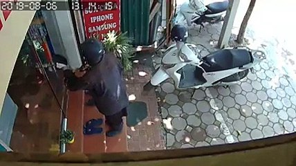 Chủ cửa hàng điện thoại sợ hãi kể giây phút đối mặt gã ăn xin "quái dị"