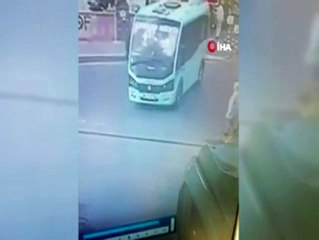 Freni boşalan minibüs yoldaki yayaları teğet geçip dükkana daldı