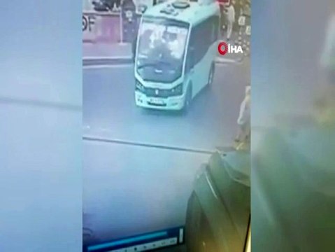 Freni boşalan minibüs yoldaki yayaları teğet geçip dükkana daldı