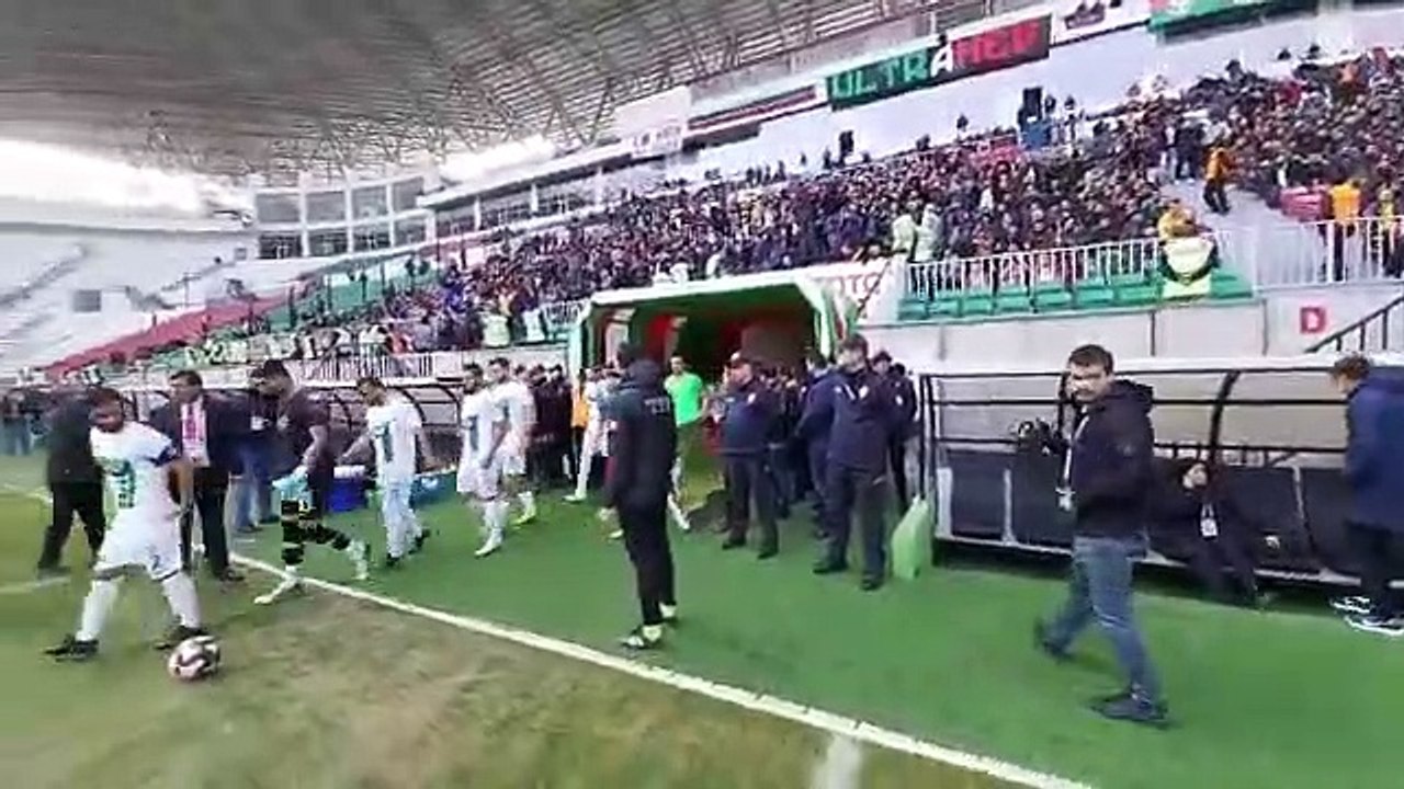 10 Aralık İnsan Hakları Günü | Amedspor sahaya "İnsan, haklarıyla insandır" pankartıyla çıktı