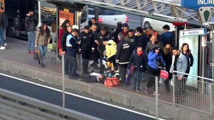 Durakta fenalaşarak düşen kişiye metrobüs çarptı