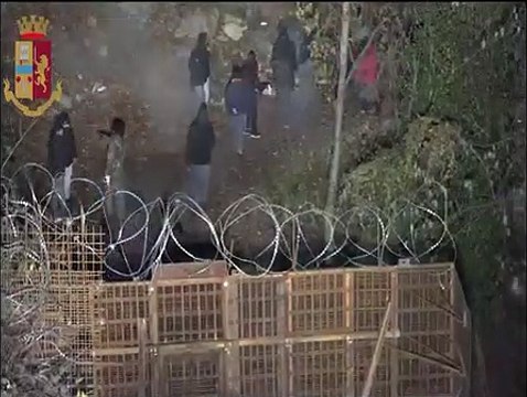 Tensione in Val Clarea- i No Tav lanciano petardi e pietre, respinti con idranti)