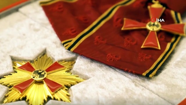 - Almanya Cumhurbaşkanı Steinmeier, Fareye Liyakat Nişanı