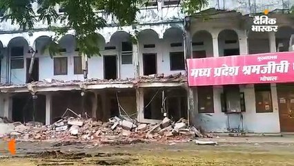 पत्रकार भवन पर चला बुलडोजर