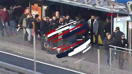 Durakta fenalaşarak düşen kişiye metrobüs çarptı