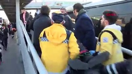 Durakta fenalaşarak düşen kişiye metrobüs çarptı