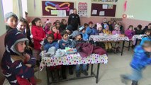 Köy okuluna kütüphane kurup çocukları eğlendirdiler