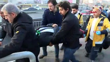 Durakta fenalaşarak düşen kişiye metrobüs çarptı