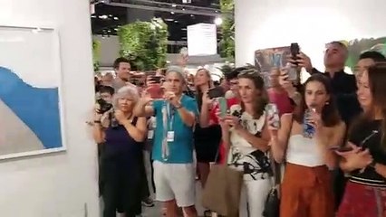 Un artiste mange une banane vendue 120 000 dollars