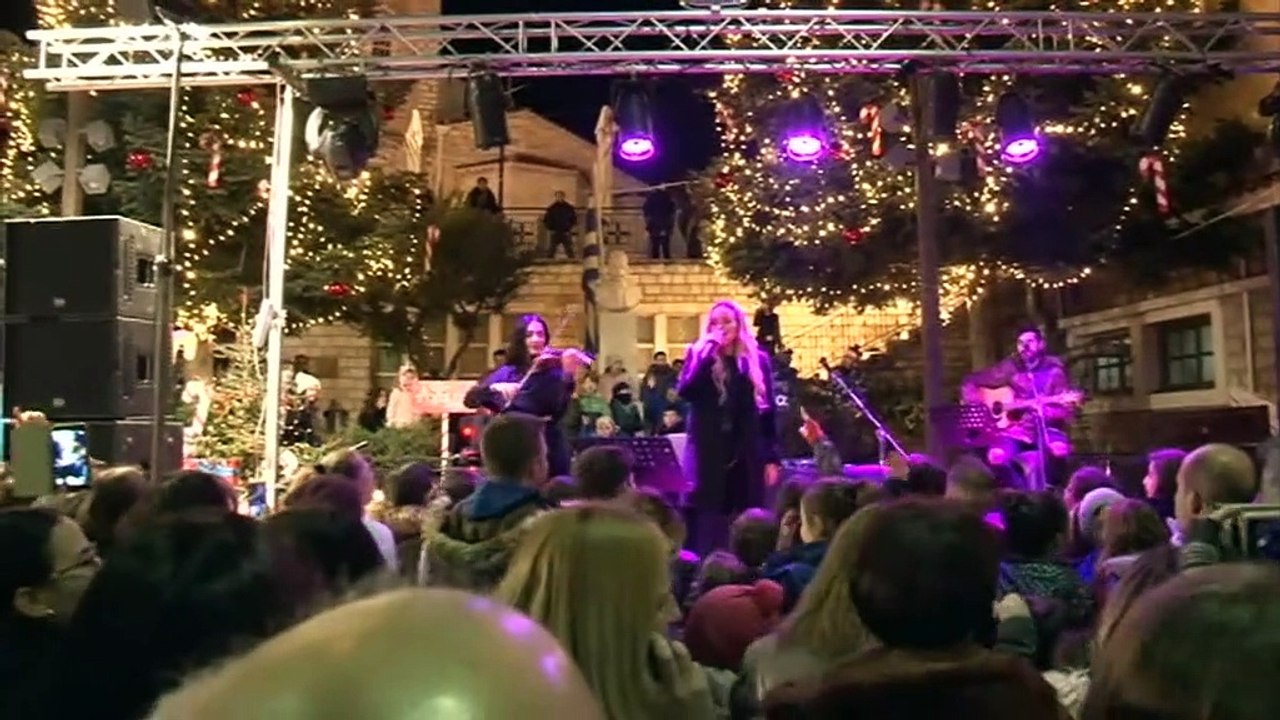 Καρπενήσι: Άναψαν τα Χριστουγεννιάτικα δέντρα στο Καρπενήσι, πανέτοιμη για τα Χριστούγεννα η πόλη