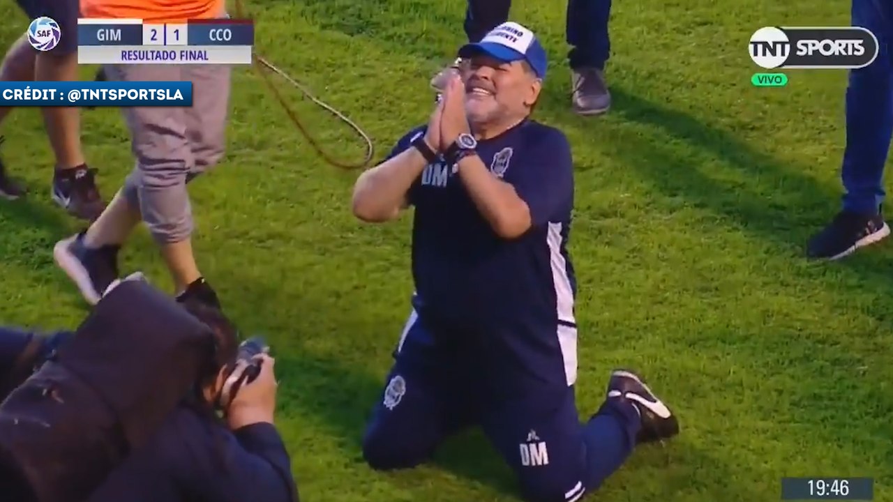 Chute, prière, larmes, le nouveau show de Diego Maradona