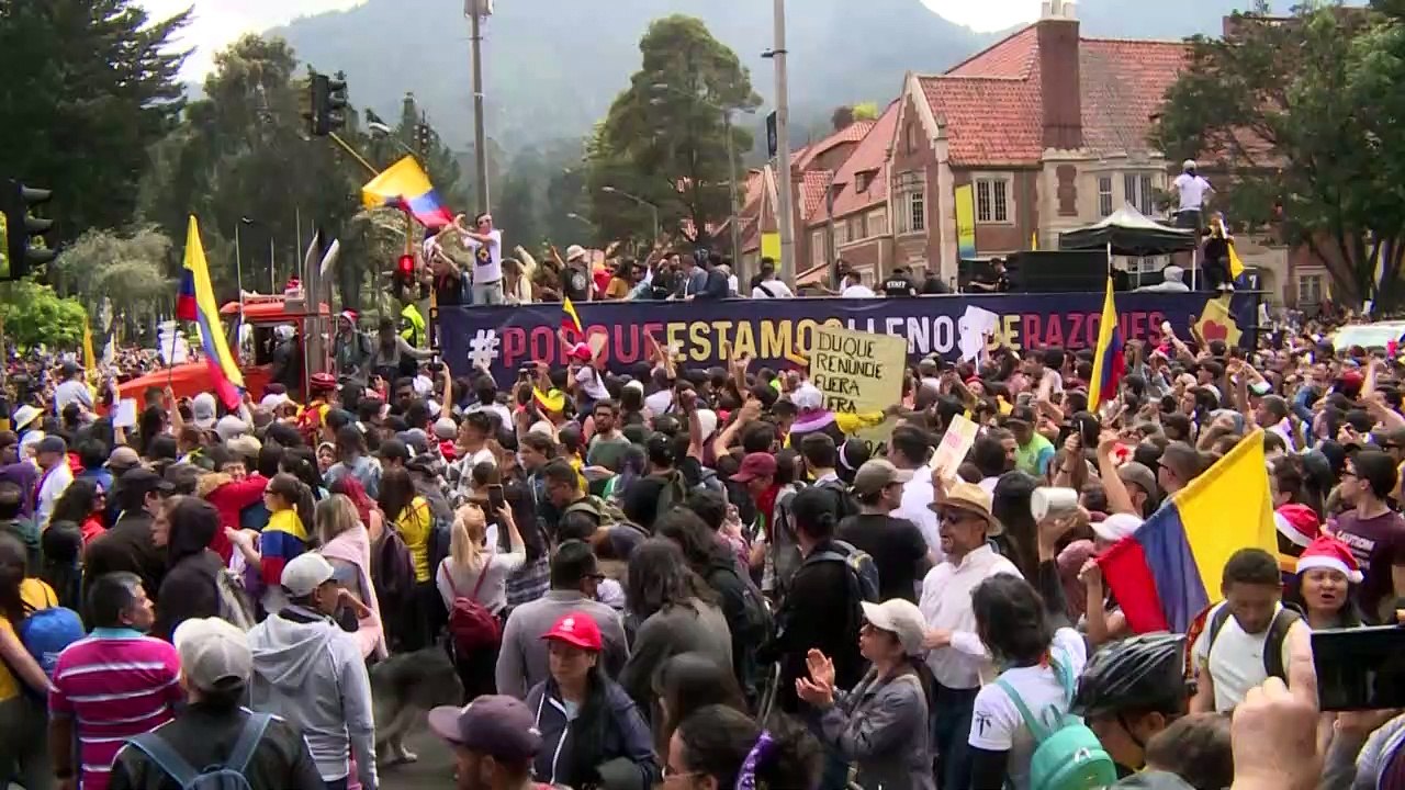 Nutrida marcha con artistas aviva protesta cont...